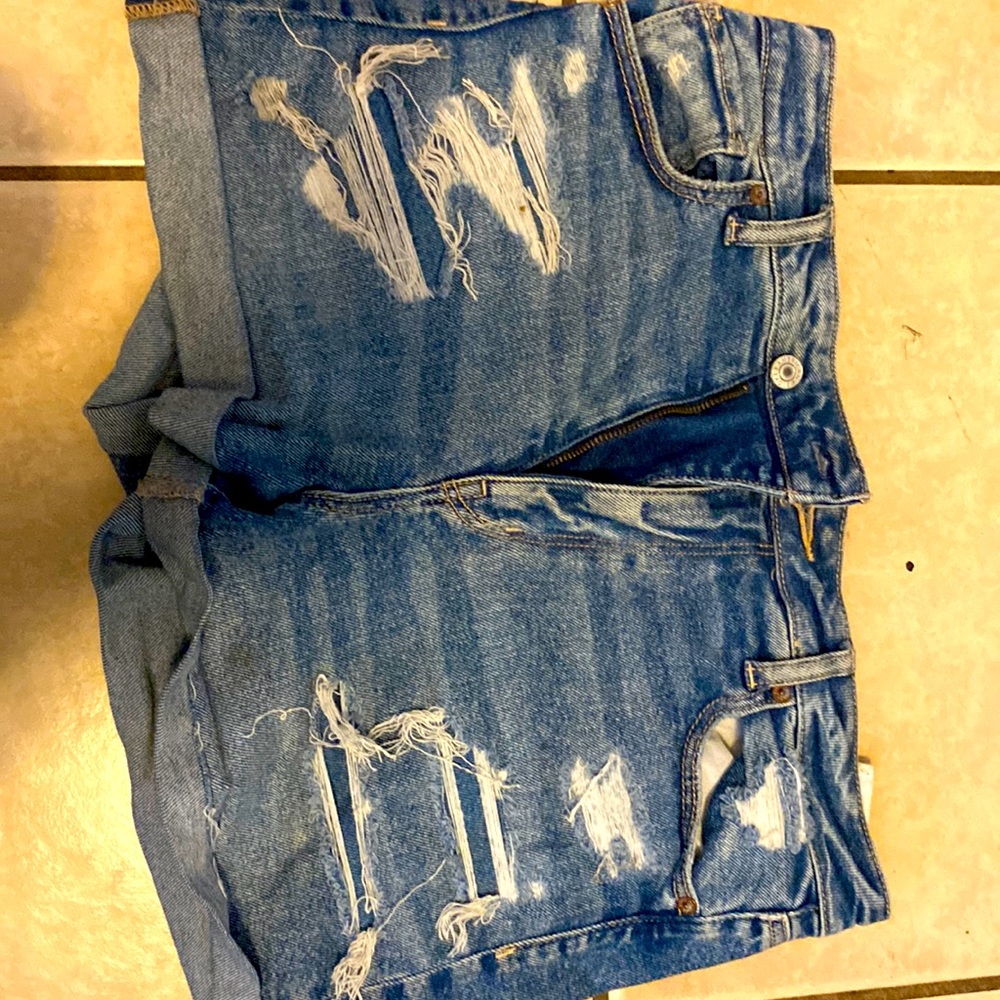 American Eagle ripped jean shorts in great condition!